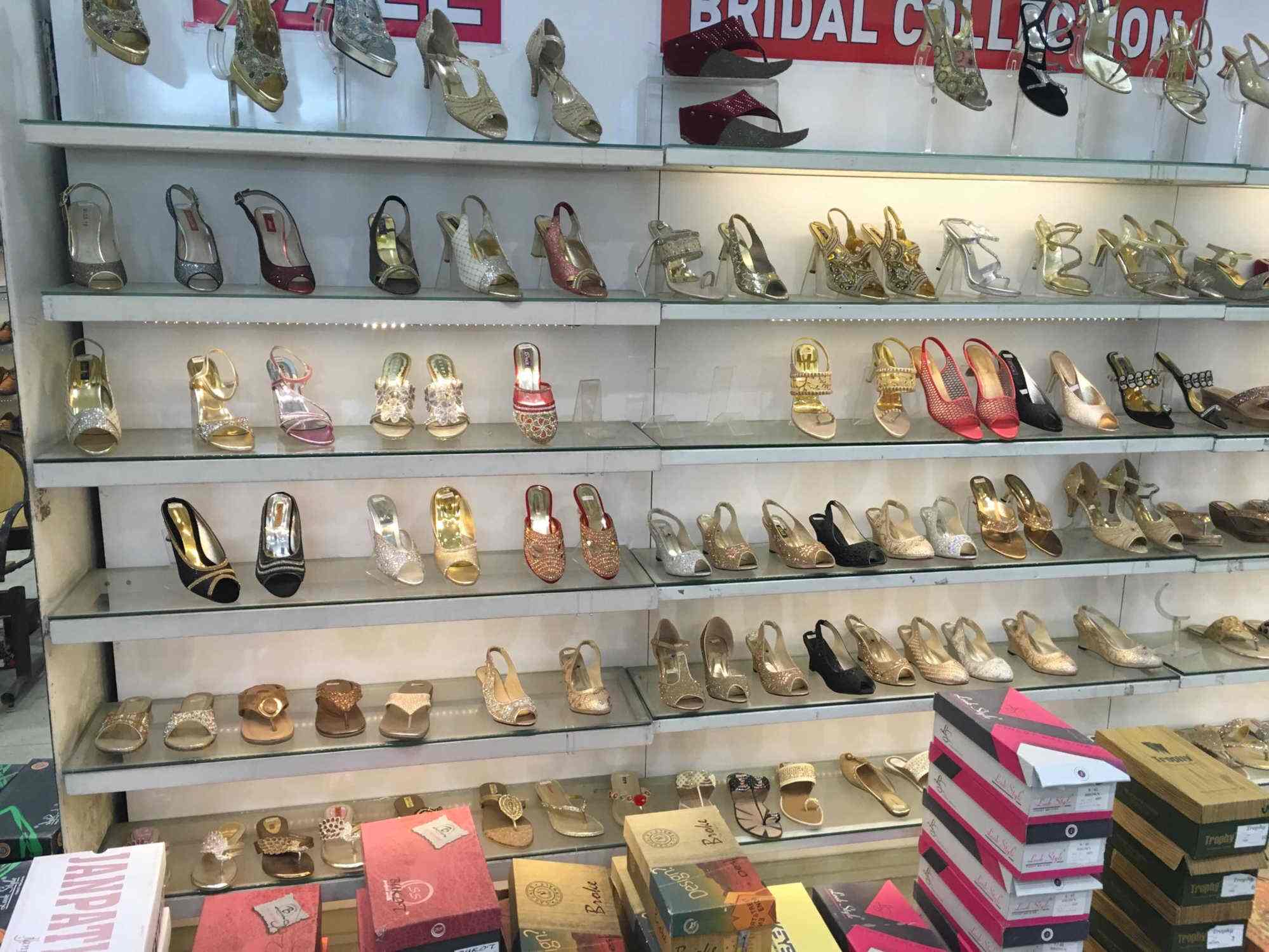 factory shoe outlet hours