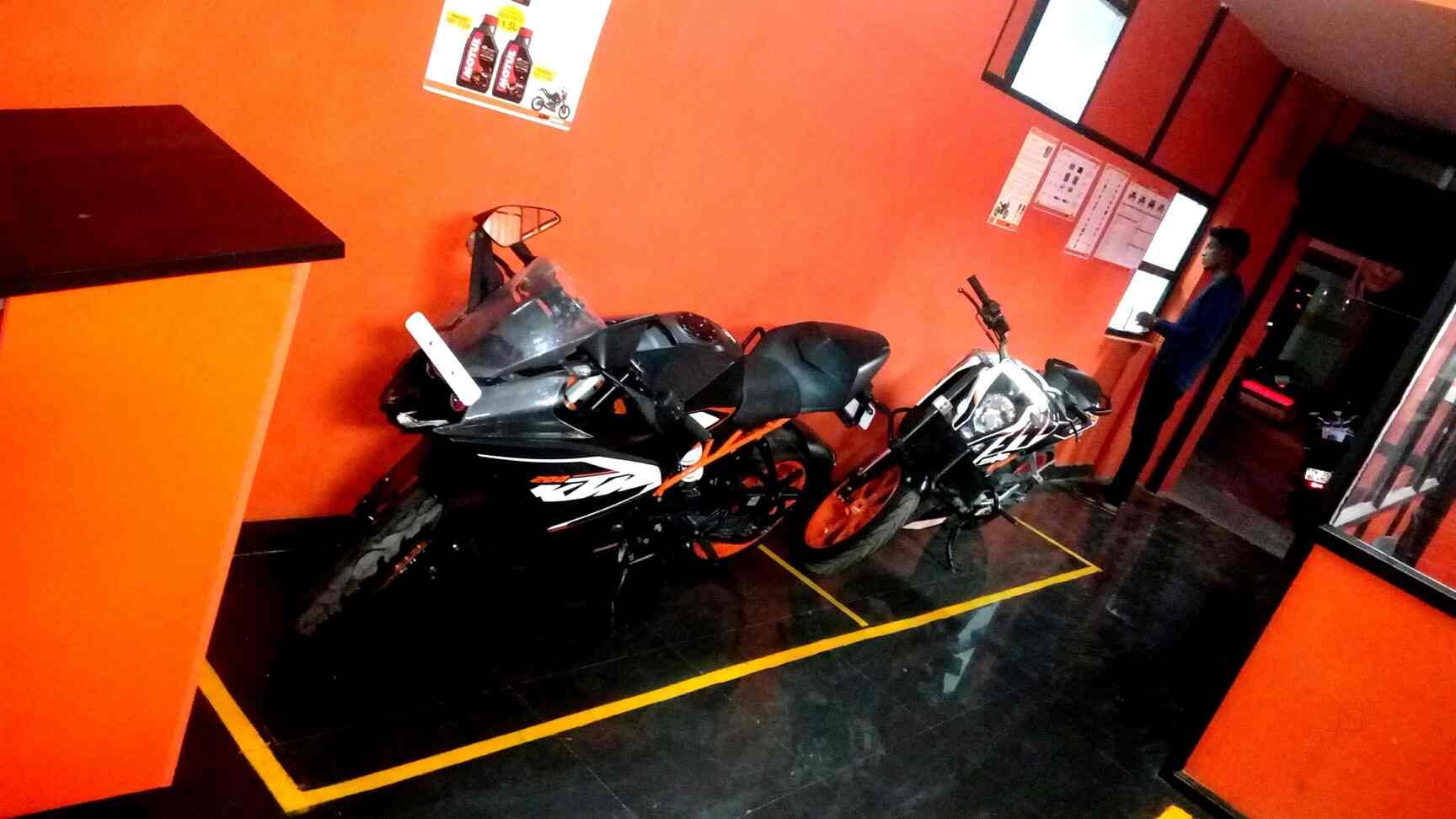 KTM Service Centre, Shanthi Colony-anna 