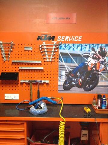 KTM Service Centre, Shanthi Colony-anna 