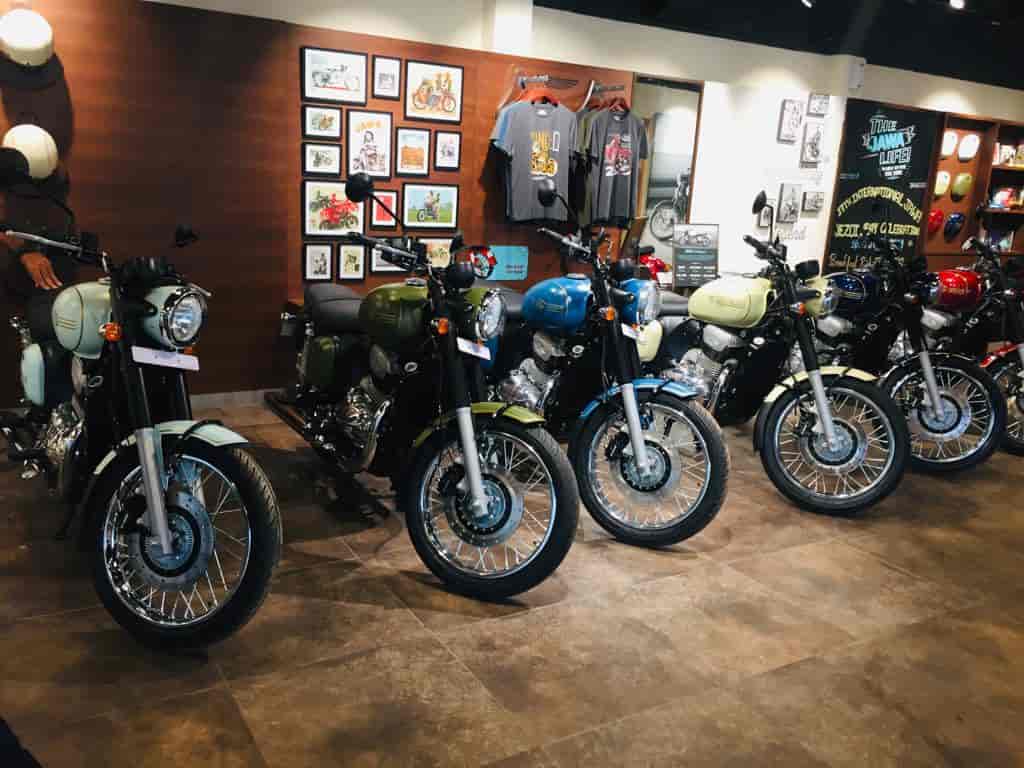 NeoPhoenix Classic Auto showroom