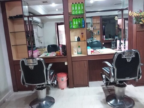 Evlas Mens And Womens Beauty Parlour Banjara Hills Body Massage