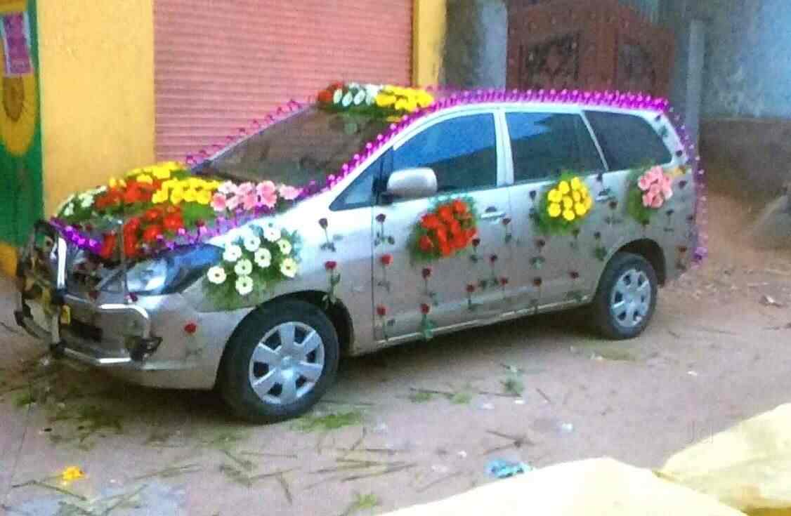 innova car flower decoration