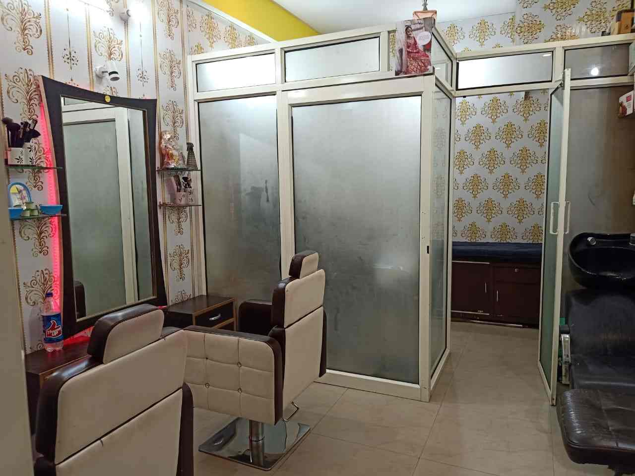 Red Lips Beauty Parlour