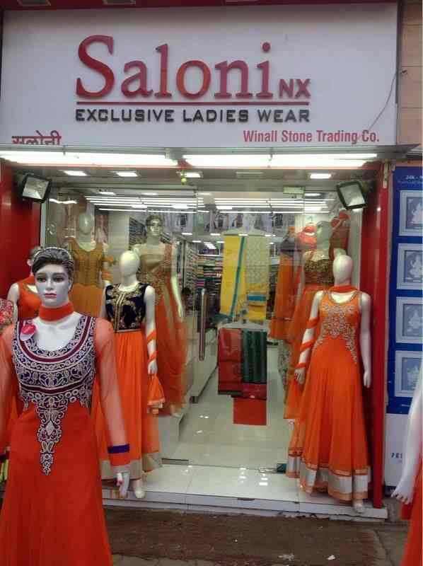 nearby ladies dress shops