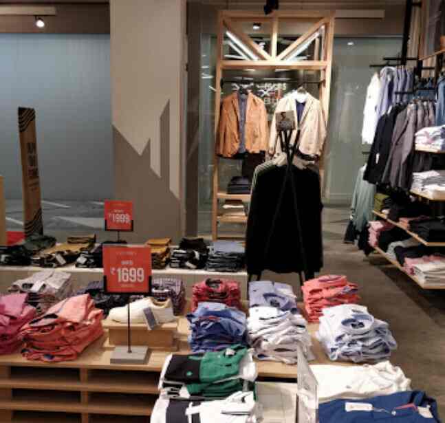 Springfield Man \u0026 Woman, Lower Parel 