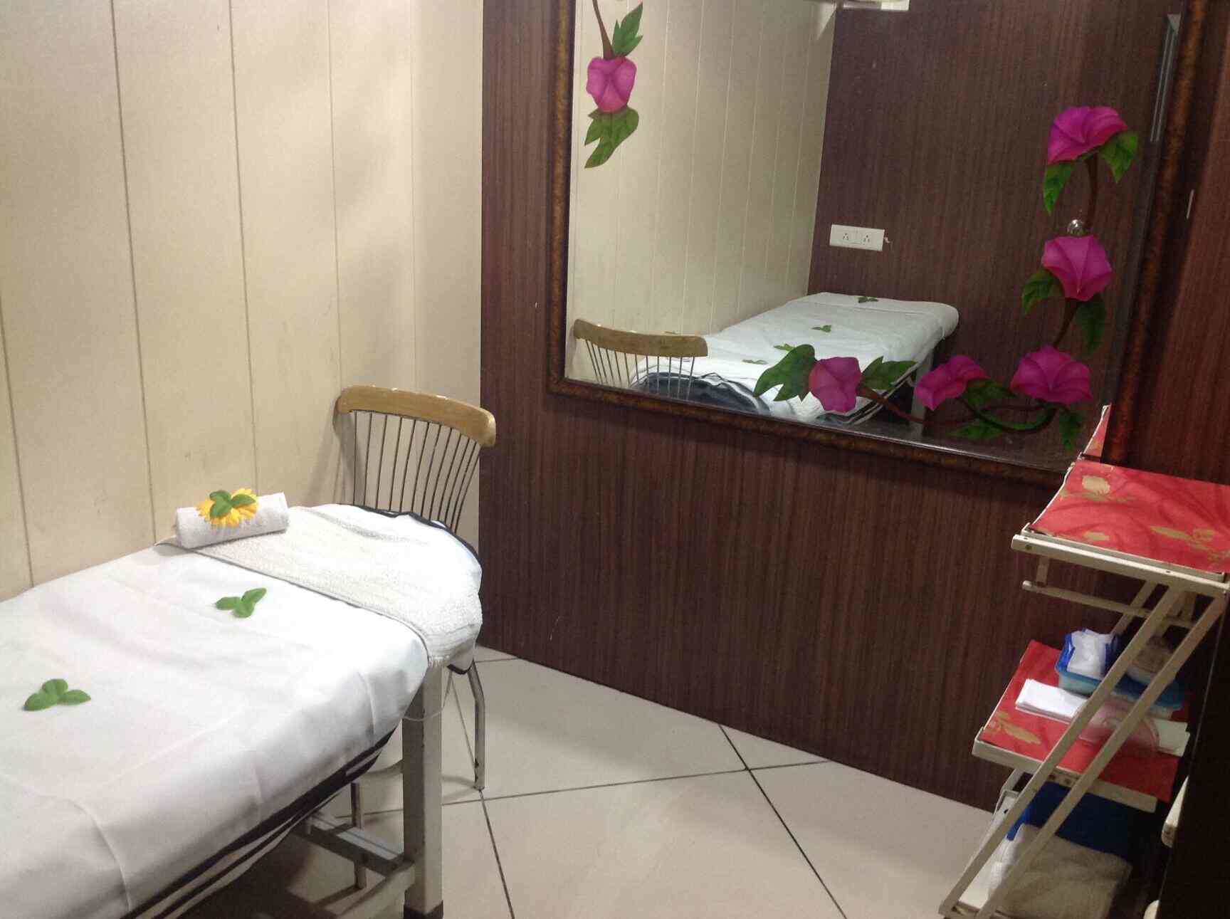 Get Chic strands salon Free