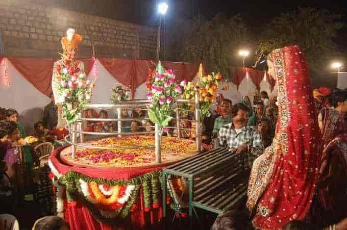 Pratap Florist Jaimala Revolving Stage Shahjahanpur H O Decorators In Shahjahanpur Justdial Find the perfect jamala performing stock photo. pratap florist jaimala revolving