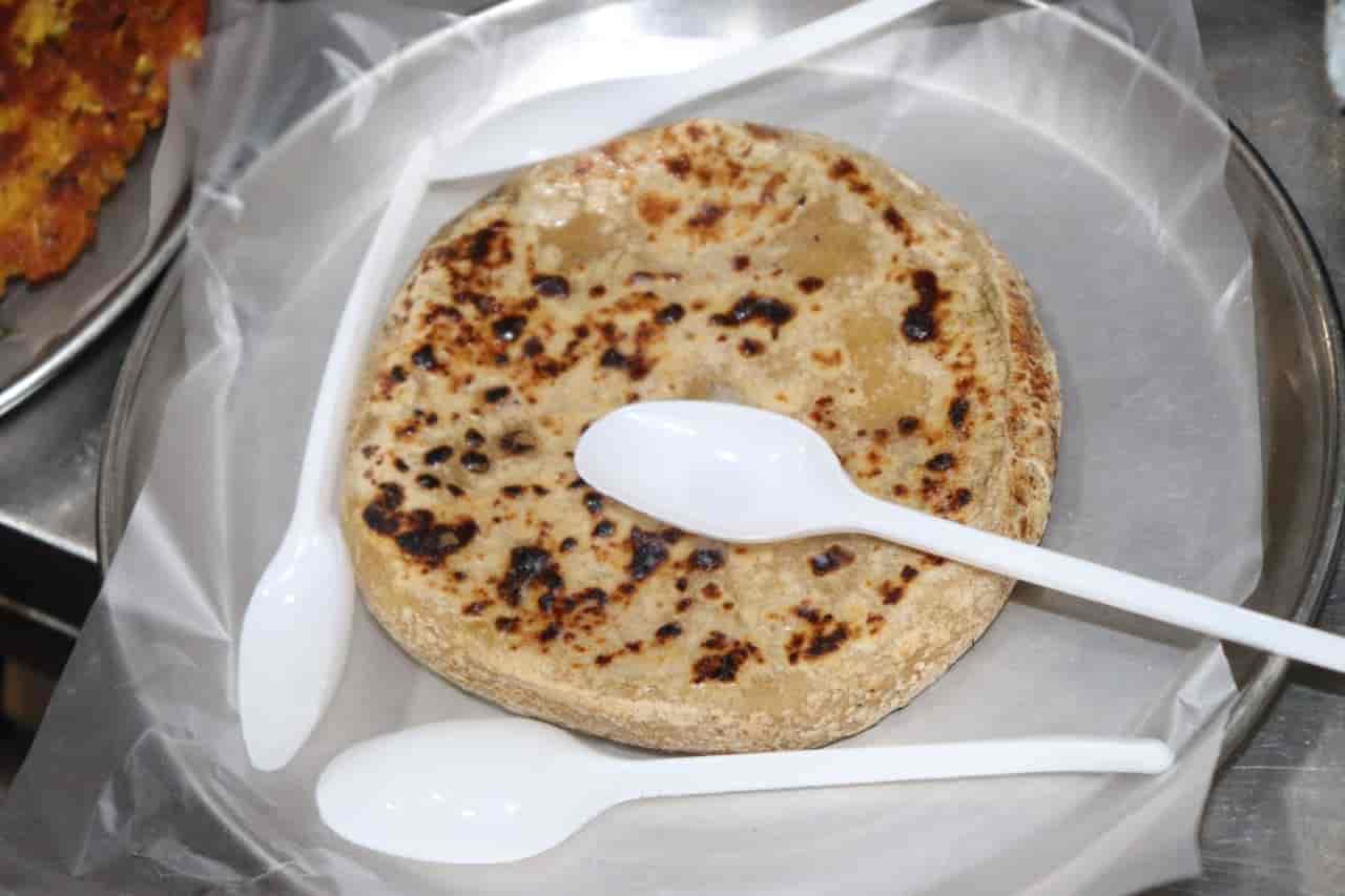 Olomon otib ketayotgan qizni sikishdi Ular sikishdi va navbatma-navbat bir-birining ichiga kirishdi