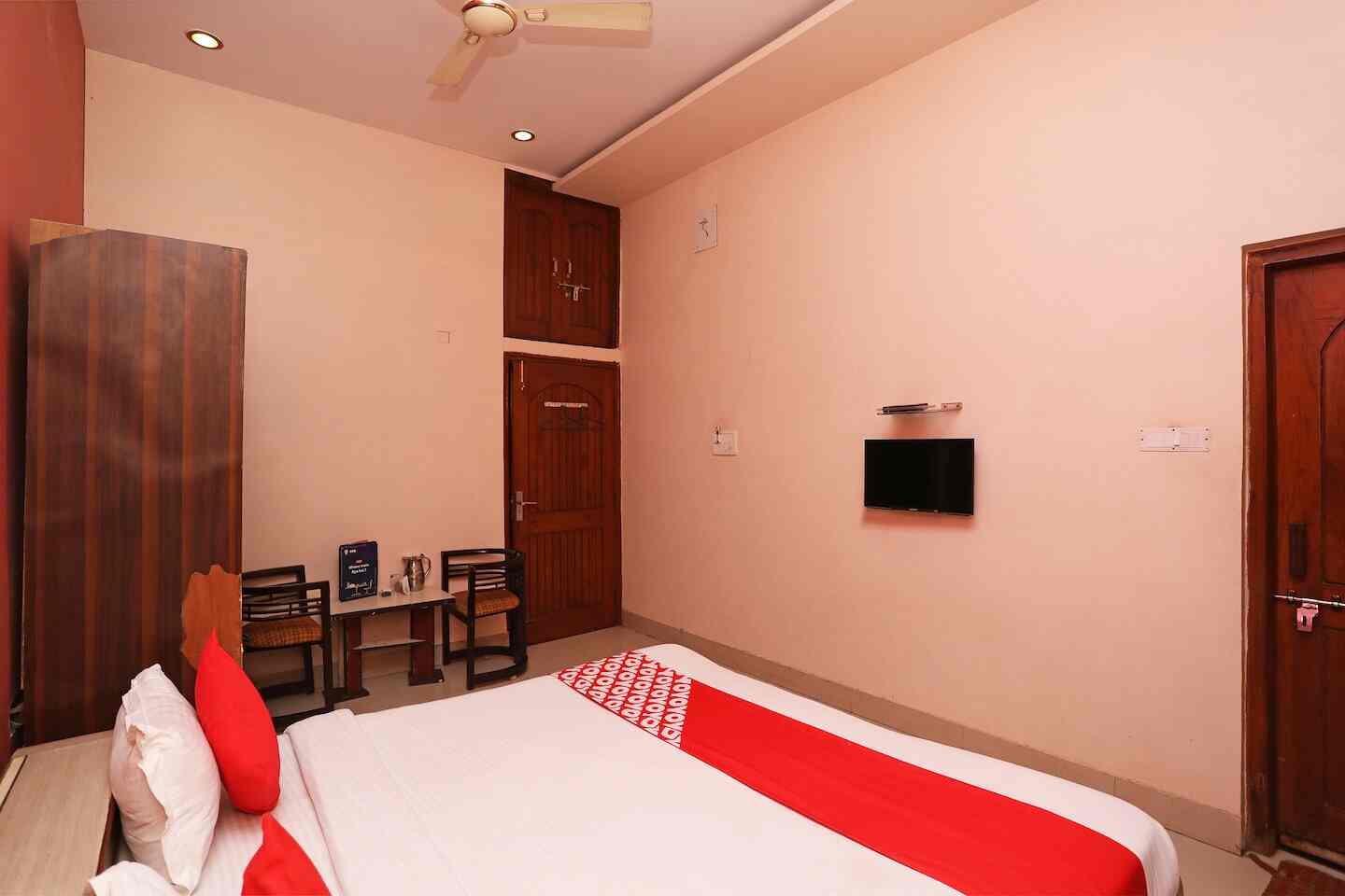 Oyo 1379 Hotel Hkj International Hotels In Varanasi Justdial - 