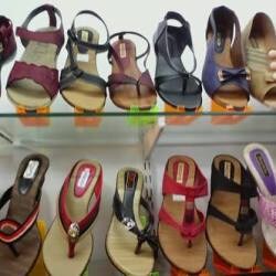 paragon chappal catalogue