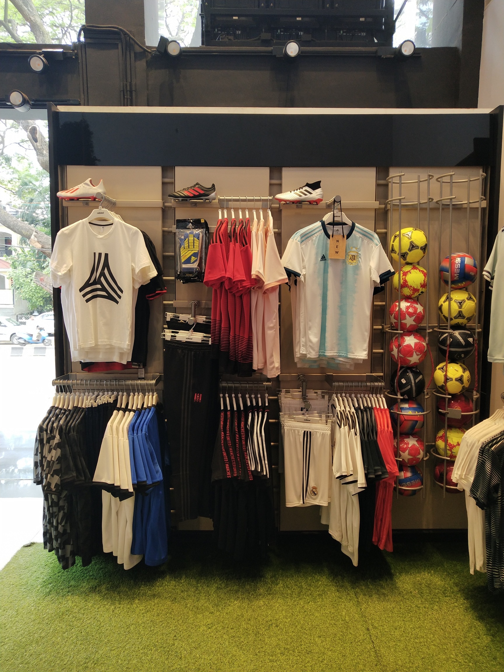 adidas showroom indiranagar