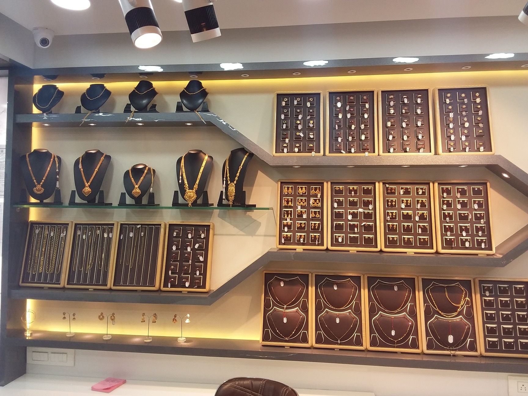 https://content3.jdmagicbox.com/v2/comp/bangalore/k1/080pxx80.xx80.140722162623.r2k1/catalogue/vijay-jewellers-vijayanagar-bangalore-jewellery-showrooms-woy4z.jpg