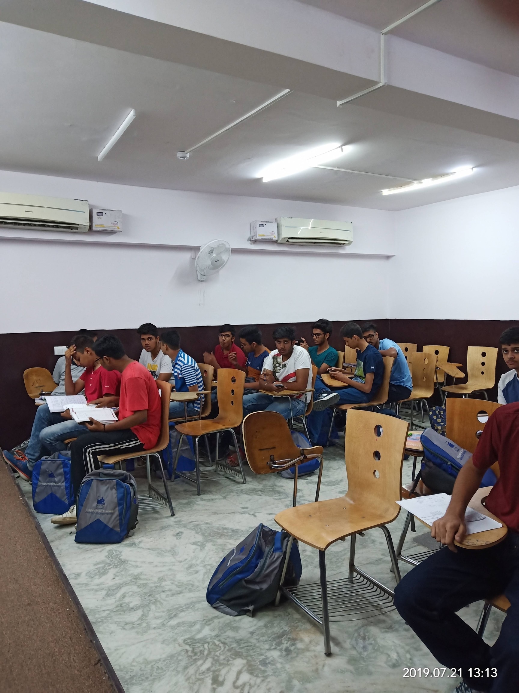 https://content3.jdmagicbox.com/v2/comp/gurgaon/i9/011pxx11.xx11.201104140249.i4i9/catalogue/vidyamandir-classes-gurgaon-sector-14-gurgaon-tutorials-for-iit-jee-mcgkMNDhS2.jpg