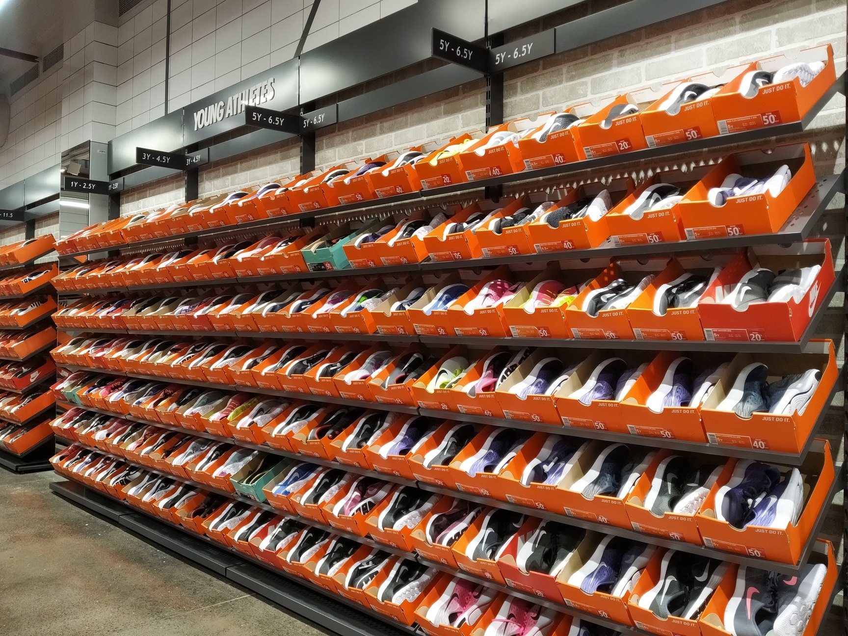 white nike skate shoe