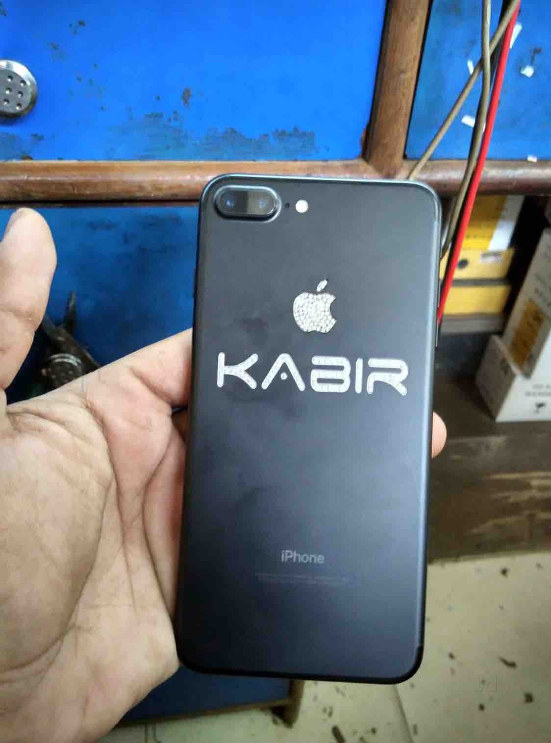 Yosh yigit videoda jinsiy olatini korsatdi.